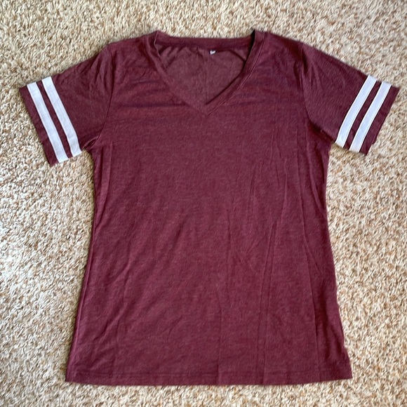 🍂 Striped sleeve v-neck maroon t-shirt - Picture 1 of 3
